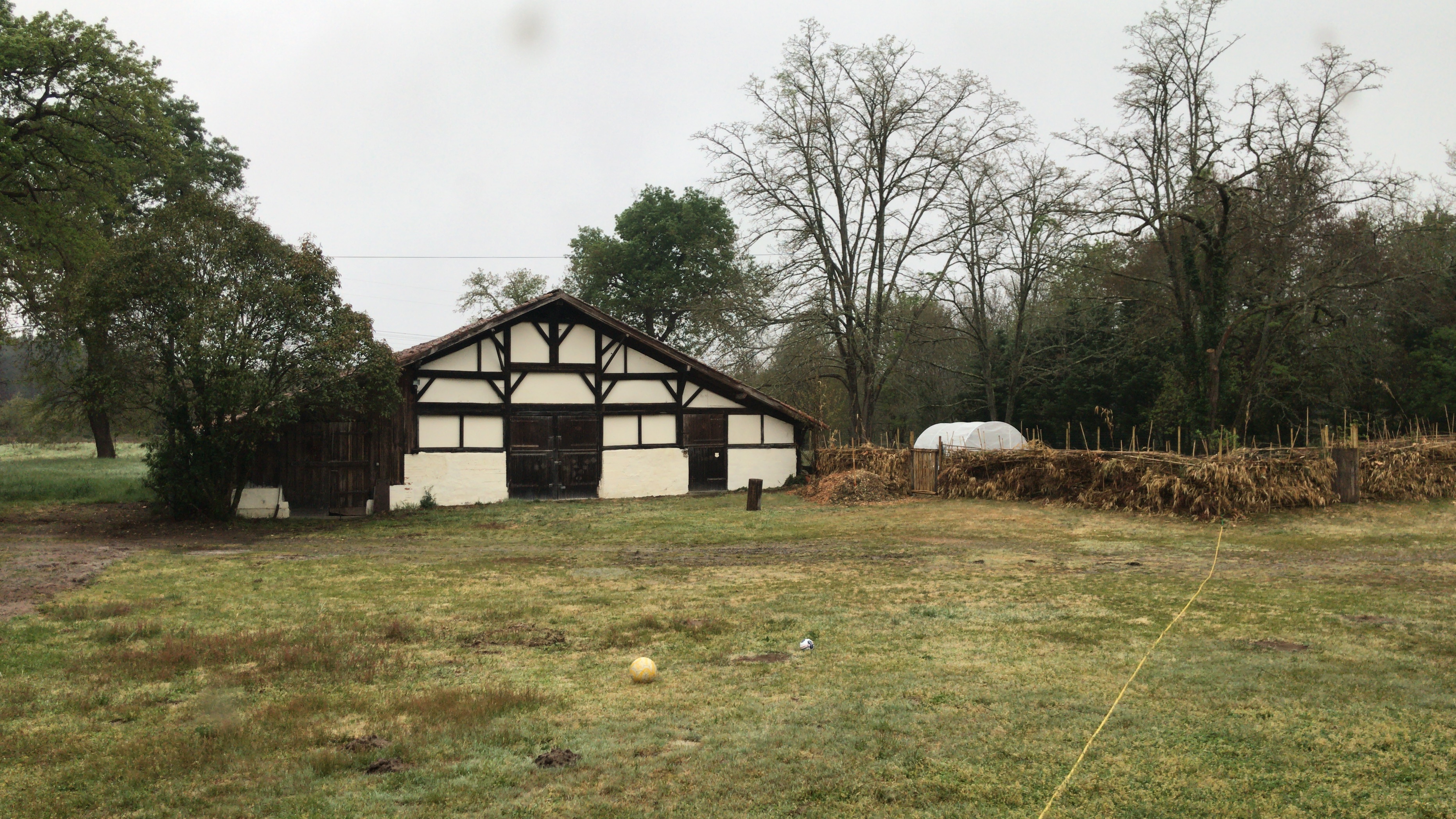 grange en cours d'aménagement, projets, cuisine d'été, pièces communes campeurs